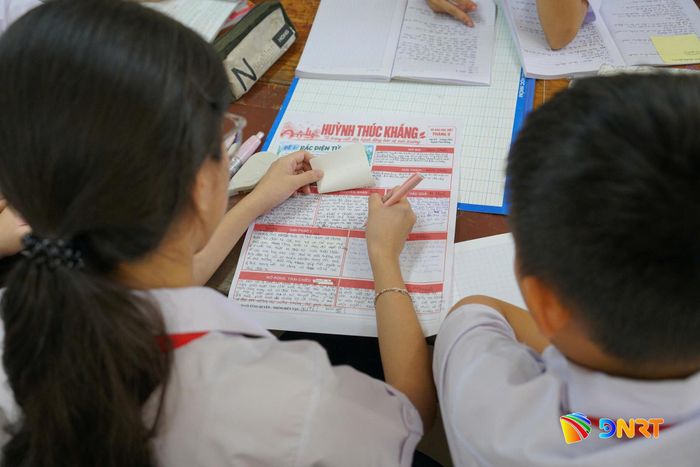 Phiếu học tập mô phỏng một trang báo được cô Lương Thị Tùng Quyên thiết kế cho học sinh lớp 9 trong dịp kỷ niệm 150 năm ngày sinh cụ Huỳnh Thúc Kháng. Ảnh: TRÂM ANH