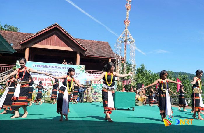 Cộng đồng Ca Dong vui múa vũ điệu truyền thống mừng ngày hội. Ảnh: ĐĂNG NGUYÊN