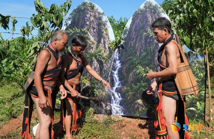 Các nghệ nhân Ca Dong tái hiện phục dựng và thực hành nghi lễ “Đi tìm nguồn nước và cúng máng nước”. Ảnh: ĐĂNG NGUYÊN
