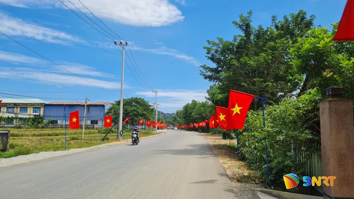 Dọc hai bên tuyến Quốc lộ 40B rực lên sắc thắm màu cờ Tổ quốc. Ảnh: D.LỆ