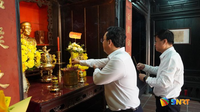 Lãnh đạo xã Thạnh Bình dâng hương cụ Huỳnh Thúc Kháng trước khi thực hiện các phần việc chỉnh trang trong khuôn viên Nhà lưu niệm cụ Huỳnh. Ảnh: D.LỆ