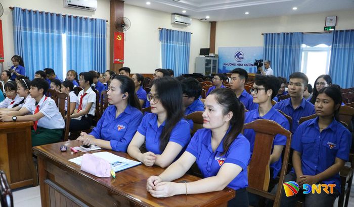 Thanh thiếu nhi tham gia chương trình đối thoại. Ảnh: DIỄM HƯƠNG - QUANG PHI