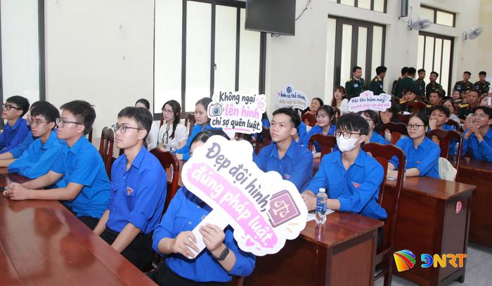 Cổ động viên nhiệt tình cổ vũ tại hội thi. Ảnh: ĐẮC MẠNH