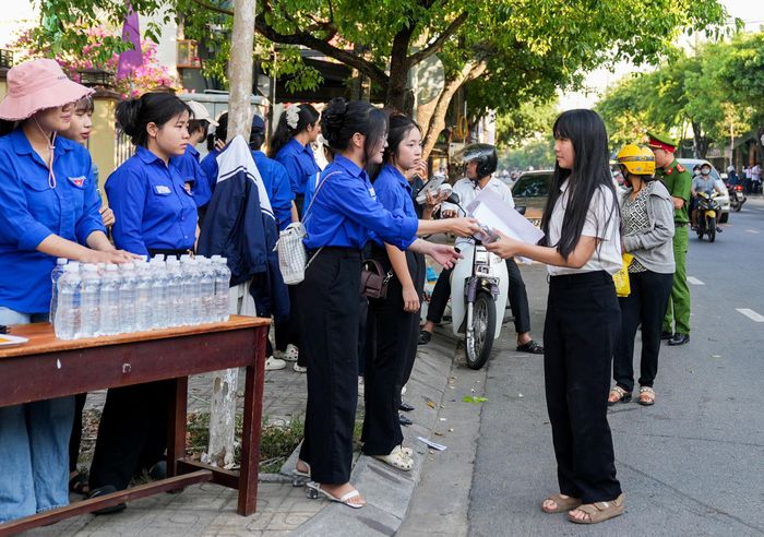Hoạt động “Tiếp sức mùa thi” được các đơn vị triển khai tích cực. Ảnh: HỒ QUÂN