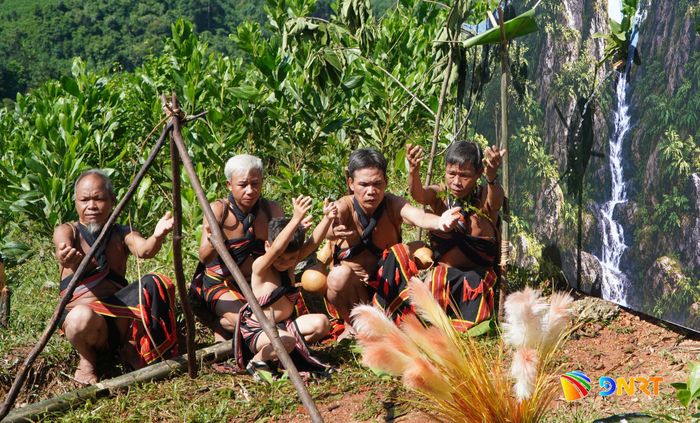 Nghi thức cúng xin đưa nguồn nước về làng. Ảnh: PHAN VINH