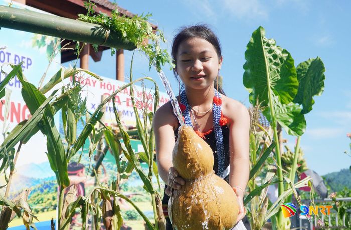 Nghi thức được trao truyền cho thế hệ trẻ thông qua việc tham gia vào các hoạt động phục dựng. Ảnh: PHAN VINH