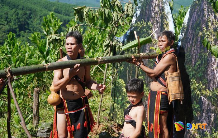 Già làng và các cao niên cũng tham gia vào công việc đưa nước vào ống lồ ô. Ảnh: PHAN VINH