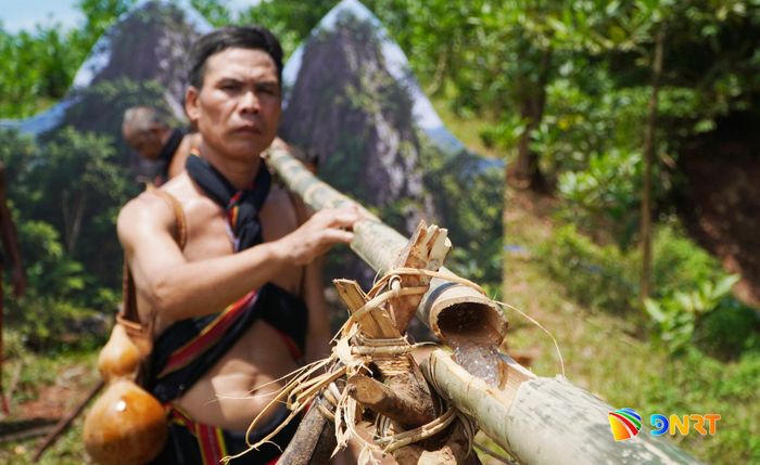 Những dòng nước đầu tiên bắt đầu chảy qua ống lồ ô để về làng. Ảnh: PHAN VINH