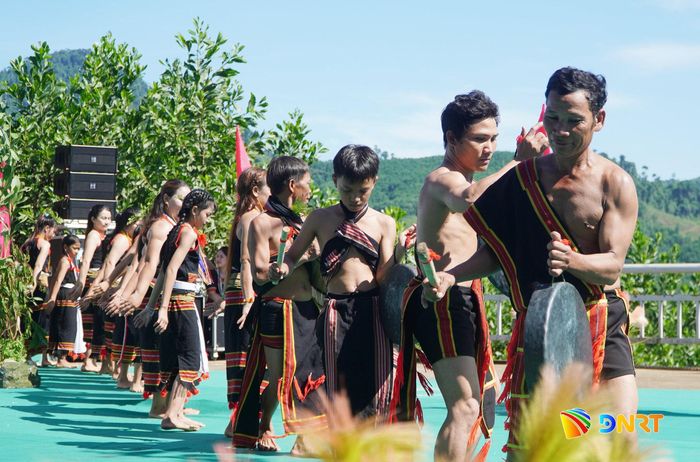 Dân làng vui mừng đánh trống chiêng khai hội. Ảnh: PHAN VINH