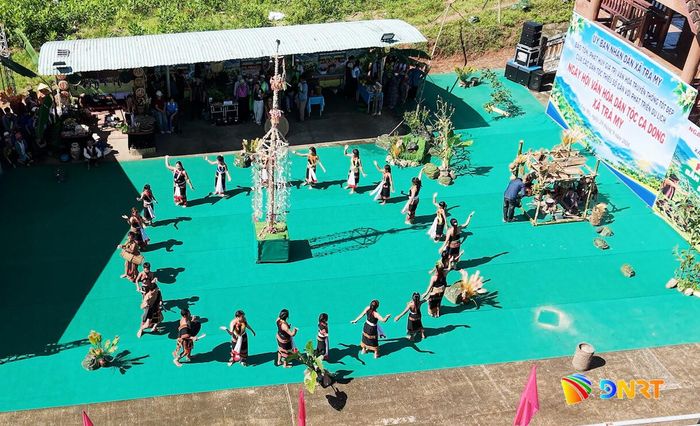 Dân làng múa trống chiêng xung quanh cây nêu của làng. Ảnh: PHAN VINH
