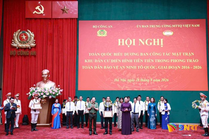 Đại diện Ban Công tác Mặt trận thôn A Duông, xã Đông Giang nhận khen thưởng tại hội nghị. Ảnh: THÁI CƯỜNG