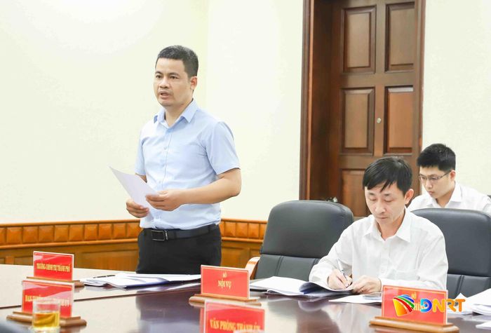 Tiến sĩ Nguyễn Đình Thuận, Hiệu trưởng Trường Chính trị thành phố báo cáo tại phiên họp. Ảnh: NGỌC PHÚ