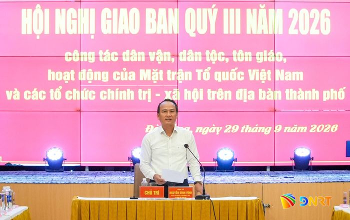 Phó Bí thư Thành ủy, Chủ tịch Ủy ban MTTQ Việt Nam thành phố Nguyễn Đình Vĩnh phát biểu kết luận hội nghị. Ảnh: HỒ QUÂN