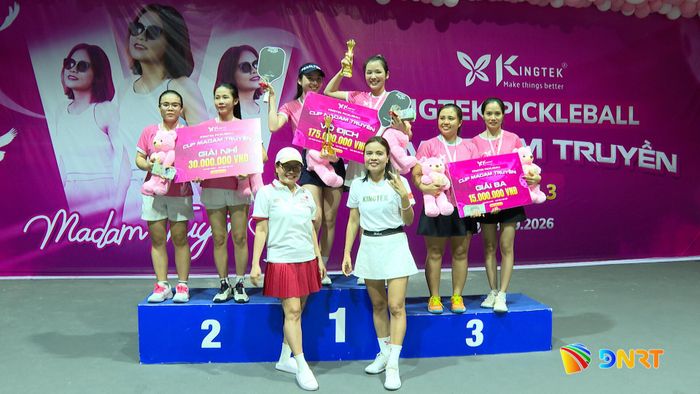 Nhà tài trợ chính và Trưởng ban tổ chức trao giải cho các cặp vận động viên đạt thành tích cao.
