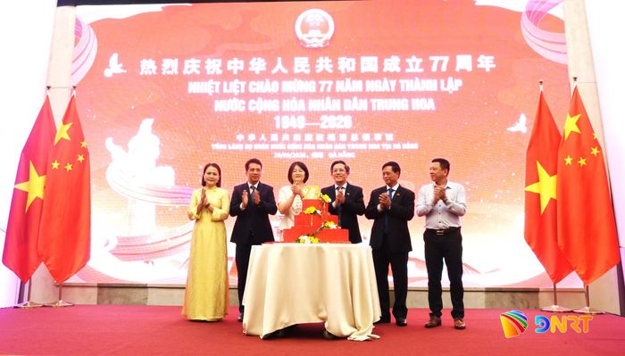 Các đại biểu chúc mừng kỷ niệm 77 năm thành lập nước Cộng hòa Nhân dân Trung Hoa. Ảnh: NGỌC HÀ