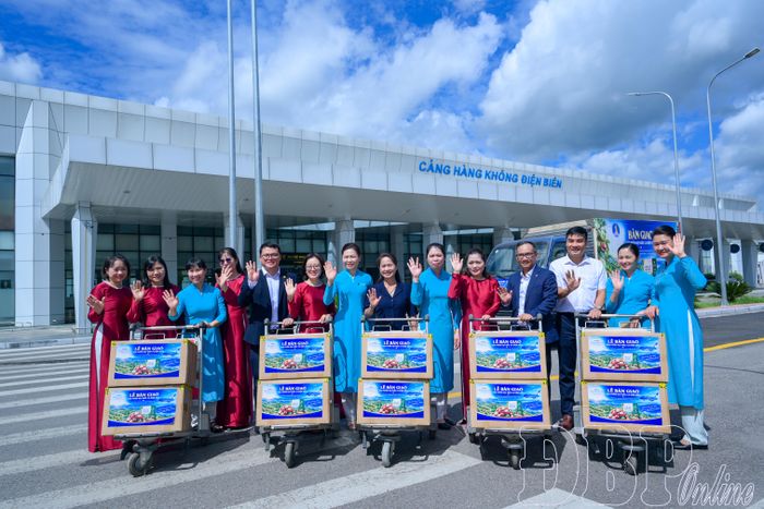 400kg nhân hạt mắc ca Điện Biên sấy mộc, tương ứng 4.000 gói, được bàn giao cho Vietnam Airlines.