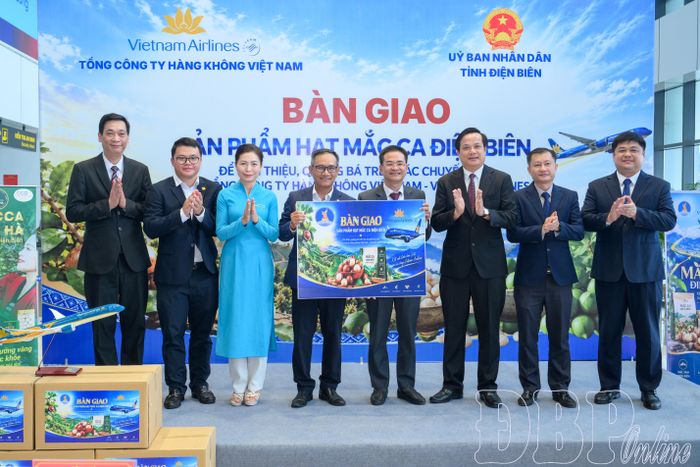Đại diện Trung tâm Xúc tiến đầu tư, thương mại và du lịch bàn giao sản phẩm nhân hạt mắc ca cho đại diện Vietnam Airlines.