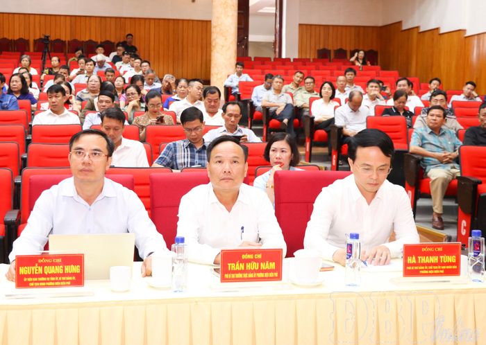 Đại biểu phường Điện Biên Phủ dự hội nghị.