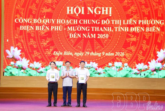 Nghi thức bàn giao Hồ sơ Đồ án Quy hoạch giữa Sở Xây dựng và UBND 2 phường: Điện Biên Phủ và Mường Thanh.