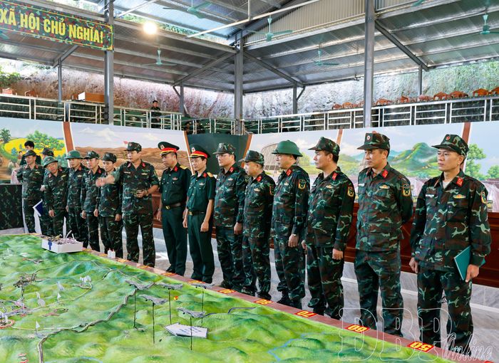 Đoàn công tác khảo sát tại khu vực vận hành cơ chế.