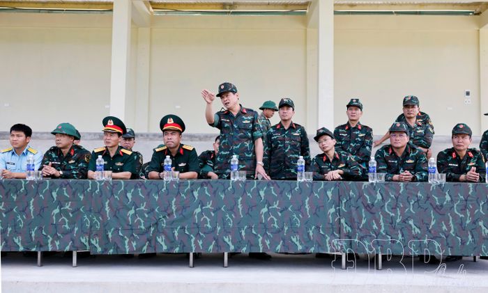 Đại tá Trịnh Đức Thiêm, Chỉ huy trưởng Bộ CHQS tỉnh nêu phương án sử dụng phương tiện tại thao trường thực binh.