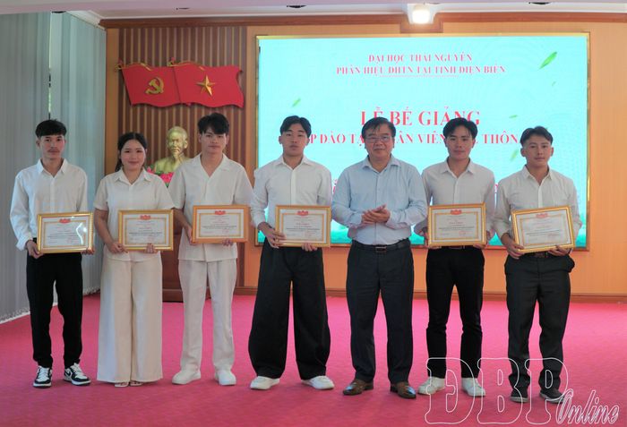 Đại diện lãnh đạo Phân hiệu Đại học Thái Nguyên tại tỉnh Điện Biên trao Giấy khen cho học viên có thành tích xuất sắc.