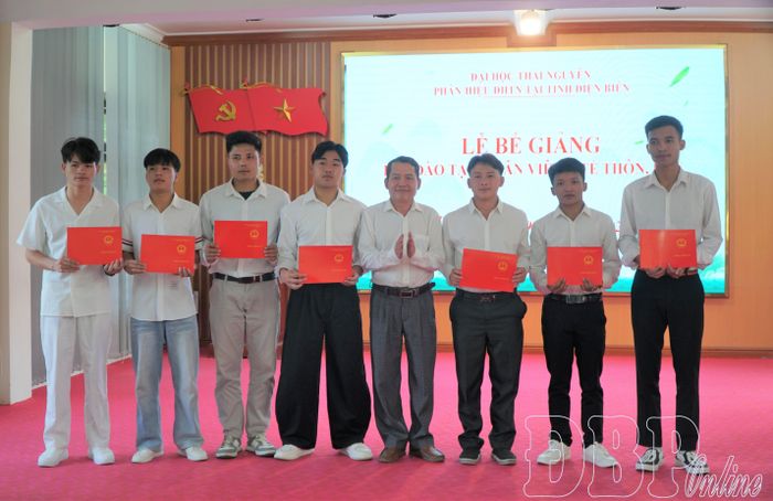 Đại diện lãnh đạo Phân hiệu Đại học Thái Nguyên tại tỉnh Điện Biên trao chứng chỉ tốt nghiệp cho học viên.