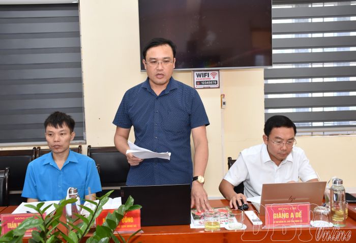 Lãnh đạo xã Quài Tở làm rõ một số nội dung với đoàn giám sát.