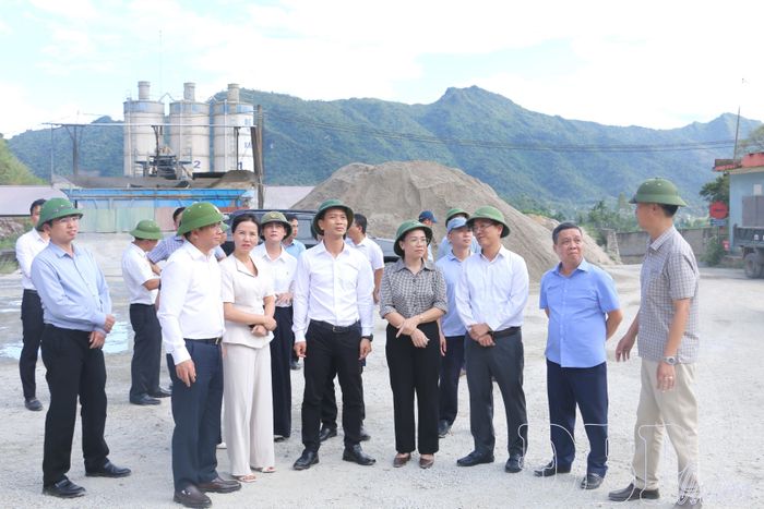 Phó Bí thư Tỉnh ủy Nguyễn Văn Thắng cùng đoàn công tác khảo sát mỏ khai thác đá của Công ty TNHH Minh Quý Điện Biên (xã Mường Ảng).