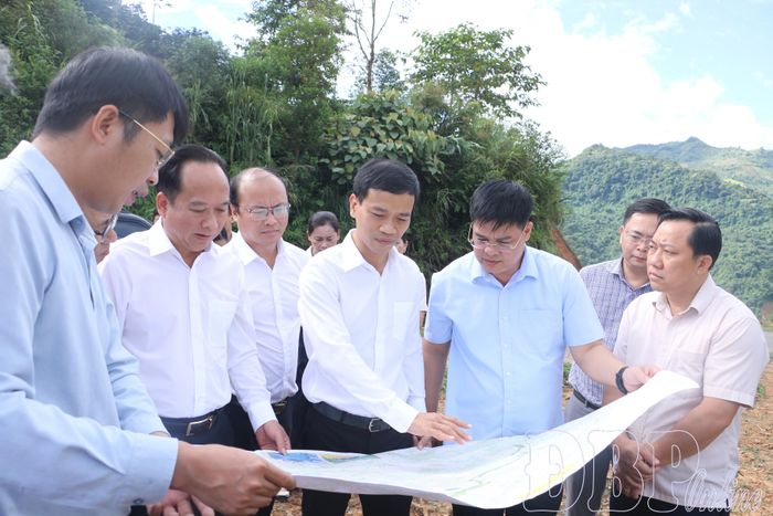 Phó Bí thư Tỉnh ủy Nguyễn Văn Thắng cùng đoàn công tác kiểm tra thực địa vị trí bãi đổ thải xã Mường Lạn.