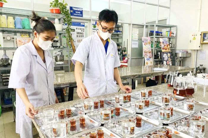 Sinh viên Trường đại học Lạc Hồng (phường Trấn Biên) tham gia hoạt động nghiên cứu khoa học. Ảnh: C.T.V