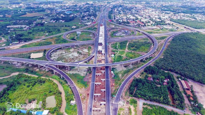 Kết nối giao thông là mắt xích quan trọng trong chuỗi liên kết hành lang kinh tế phía Nam giữa thành phố Đồng Nai và Thành phố Hồ Chí Minh. Ảnh: V.N