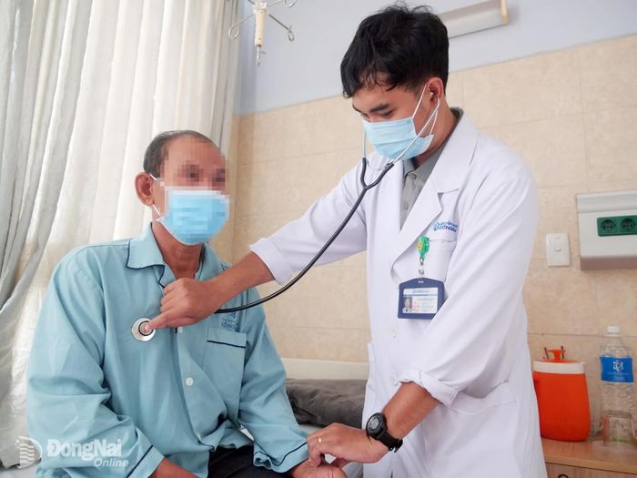 Bác sĩ Bệnh viện Đa khoa Đồng Nai thăm khám cho bệnh nhân bị bệnh lý tim mạch.
