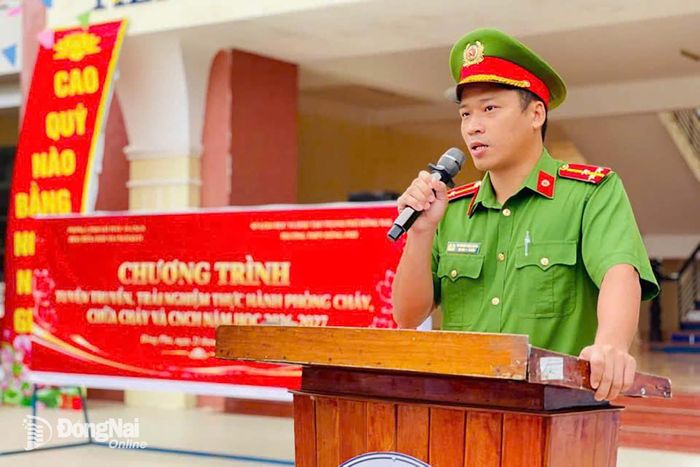 Cán bộ Đội chữa cháy và CNCH khu vực 15 tuyên truyền, phổ biến pháp luật về phòng cháy, chữa cháy.