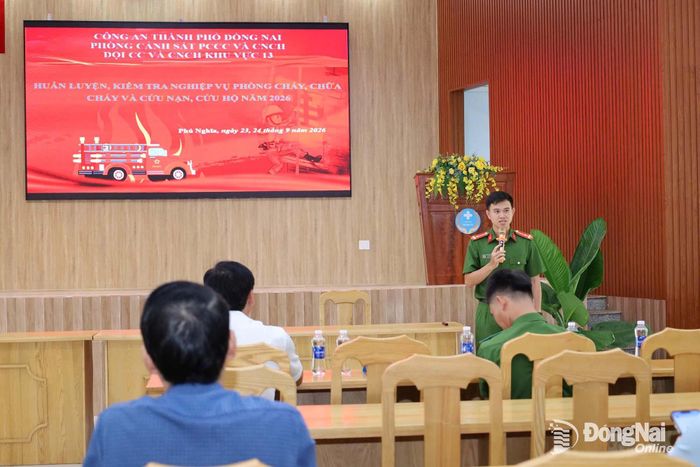 Báo cáo viên của Phòng Cảnh sát PCCC và CNCH triển khai phần lý thuyết.