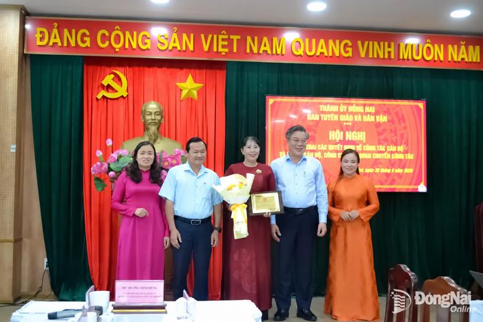 Lãnh đạo Ban Tuyên giáo và Dân vận Thành ủy chúc mừng đồng chí Lê Thị Thái, Thành ủy viên, Phó Trưởng ban Tuyên giáo và Dân vận Thành ủy được Ban Thường vụ Thành ủy giao nhiệm vụ Phó Bí thư chuyên trách Đảng ủy MTTQ, các đoàn thể thành phố, từ ngày 30-9-2026. Ảnh: Phương Hằng