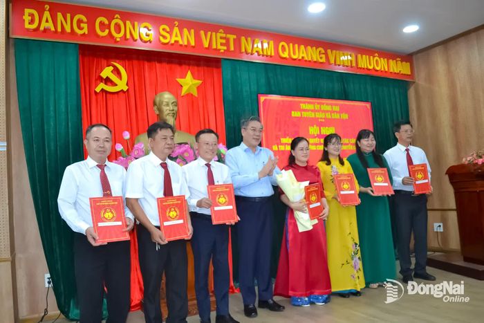 Ủy viên Ban Thường vụ Thành ủy, Trưởng ban Tuyên giáo và Dân vận Thành ủy Dương Minh Dũng trao quyết định điều động cán bộ, chuyên viên Phòng Đoàn thể và các Hội, Ban Tuyên giáo và Dân vận Thành ủy đến công tác tại Đảng ủy MTTQ, các đoàn thể thành phố. Ảnh: Phương Hằng