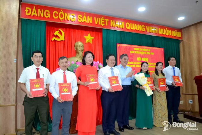 Ủy viên Ban Thường vụ Thành ủy, Trưởng ban Tuyên giáo và Dân vận Thành ủy Dương Minh Dũng trao quyết định điều động cán bộ, chuyên viên Phòng Dân vận các cơ quan Nhà nước, Dân tộc, Tôn giáo của Ban Tuyên giáo và Dân vận Thành ủy đến công tác tại Đảng ủy MTTQ, các đoàn thể thành phố. Ảnh: Phương Hằng