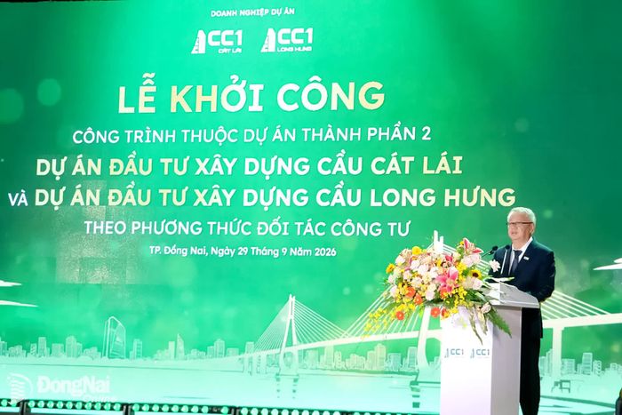 Đại diện doanh nghiệp Dự án cầu Cát Lái phát biểu tại lễ khởi công. Ảnh: Phạm Tùng