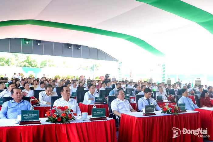 Các đại biểu tham dự lễ khởi công các dự án xây dựng cầu Cát Lái, cầu Long Hưng. Ảnh: Phạm Tùng