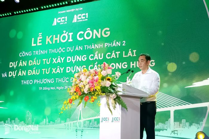 Ông Trần Trọng Thủy, Giám đốc Ban Quản lý dự án đầu tư xây dựng công trình giao thông thành phố Đồng Nai phát biểu tại lễ khởi công. Ảnh: Phạm Tùng