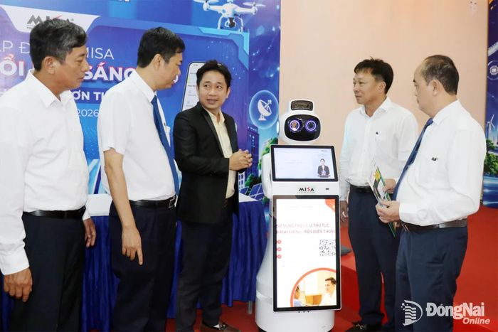 Các đại biểu tham quan không gian trưng bày sản phẩm, mô hình, nền tảng, giải pháp công nghệ, đổi mới sáng tạo. Ảnh: Ngọc Huyền