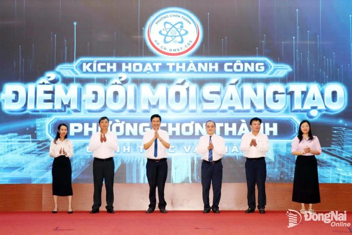 Các đại biểu thực hiện nghi thức kích hoạt, vận hành chính thức Điểm Đổi mới sáng tạo phường Chơn Thành. Ảnh: Ngọc Huyền