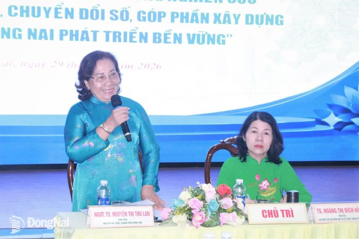 Nhà giáo Ưu tú, tiến sĩ Nguyễn Thị Thu Lan, Chủ tịch Hội Nữ trí thức thành phố điều hành hội thảo. Ảnh: Nga Sơn