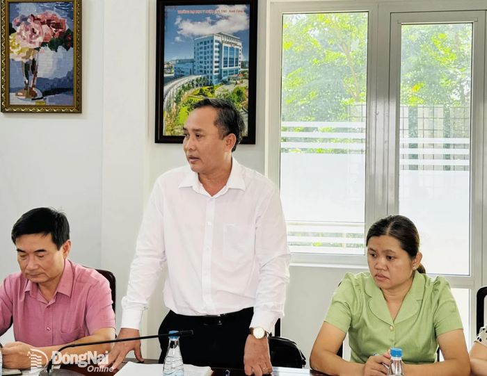 Giám đốc Trung tâm Y tế khu vực Long Thành Dương Minh Tân báo cáo tại buổi làm việc. Ảnh: Hạnh Dung