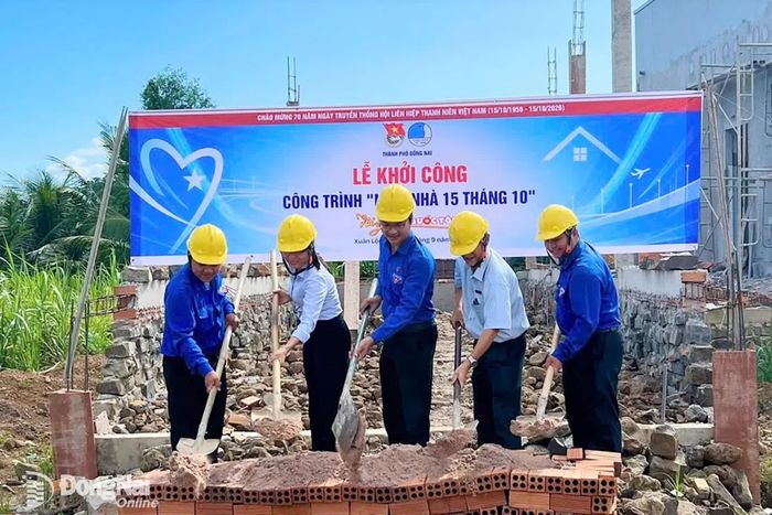 Các đại biểu thực hiện nghi thức khởi công xây dựng nhà tại phường Xuân Lộc. Ảnh: ĐVCC