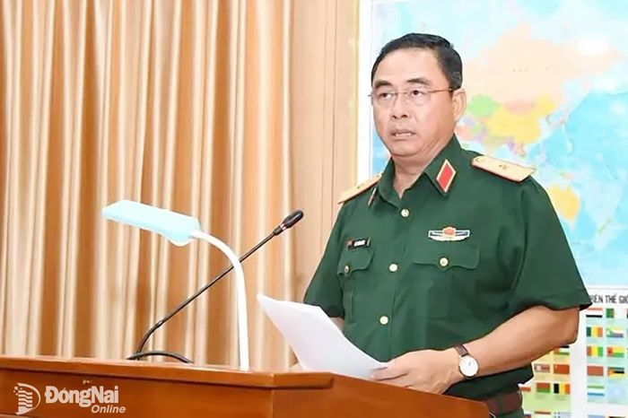 Thiếu tướng Lê Xuân Bình, Ủy viên Thường vụ Đảng ủy Quân khu 7, Phó Tư lệnh, Tham mưu trưởng Quân khu 7 phát biểu khai mạc lớp tập huấn. Ảnh: ĐVCC