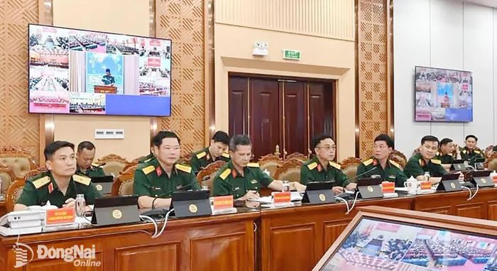 Đại tá Huỳnh Công Tới, Phó Chỉ huy trưởng, Tham mưu trưởng Bộ Chỉ huy Quân sự thành phố Đồng Nai (thứ 2 từ trái qua) tham gia trực tiếp tại điểm cầu Quân khu 7. Ảnh: ĐVCC