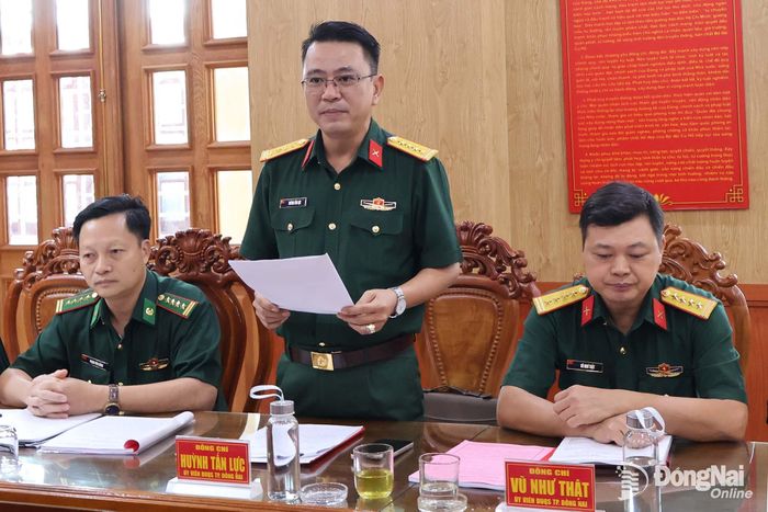 Đại diện Đảng ủy Phòng Chính trị tham luận tại hội nghị. Ảnh: Nguyệt Hà