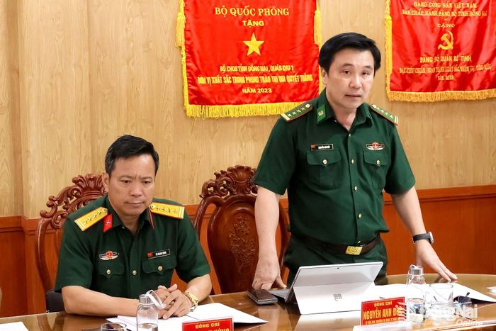 Đại tá Nguyễn Anh Đức, Ủy viên Thường vụ Đảng ủy, Phó Chỉ huy trưởng Bộ Chỉ huy Quân sự thành phố kiêm Chỉ huy trưởng Ban Chỉ huy Bộ đội Biên phòng thành phố phát biểu tại hội nghị. Ảnh: Nguyệt Hà
